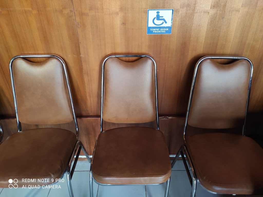 Disabilitas Ruang Tunggu dan Kursi Prioritas